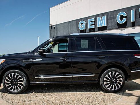 Used 2024 Lincoln Navigator Reserve w/ Monochromatic Package image 2