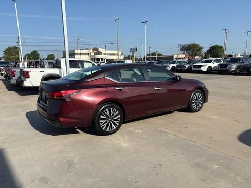 Used 2025 Nissan Altima 2.5 SV FWD image 3