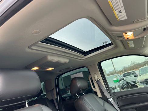 Used 2010 Cadillac Escalade Luxury image 11