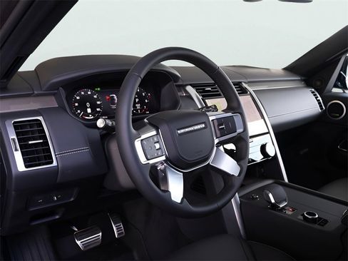 Used 2025 Land Rover Discovery Metropolitan Edition image 39