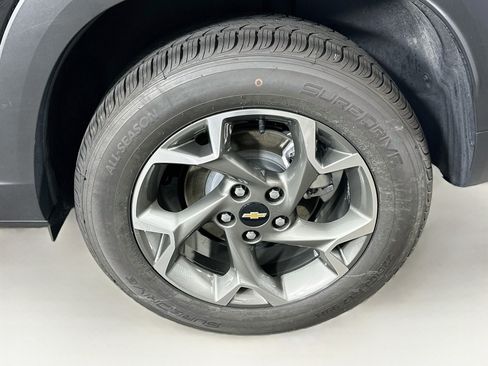 Used 2025 Chevrolet Trax LT FWD image 11