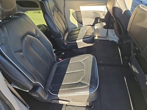 Used 2024 Chrysler Pacifica Limited image 22