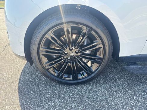 New 2025 Land Rover Range Rover Long Wheelbase SE image 16