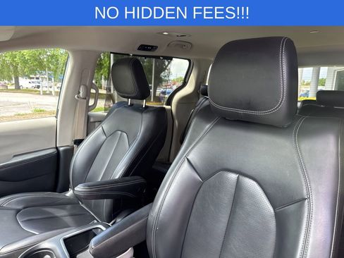 Used 2023 Chrysler Pacifica Touring-L FWD image 23