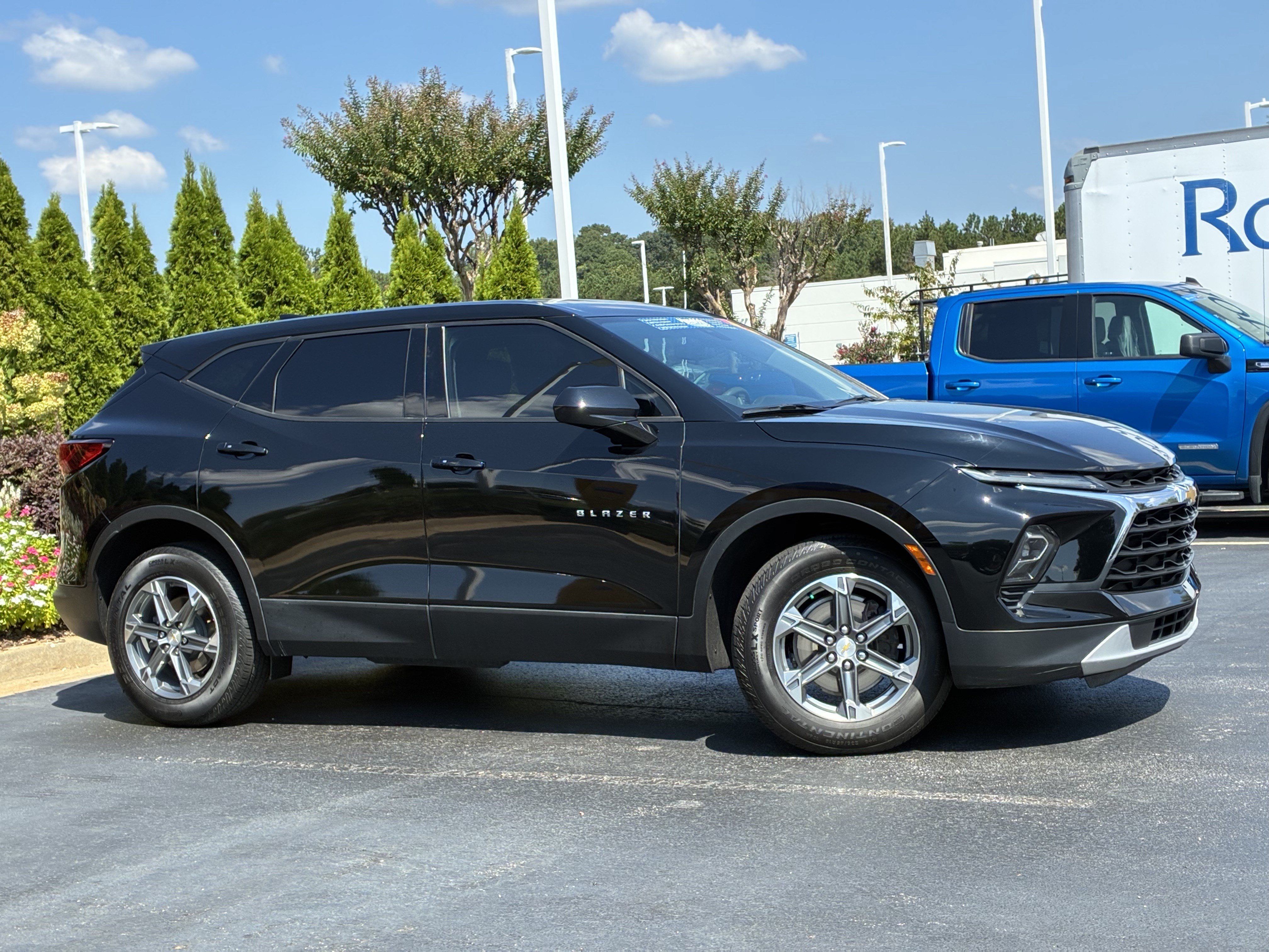 Used 2023 Chevrolet Blazer LT FWD image 3