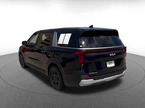 Used 2026 Kia Carnival FWD image 10