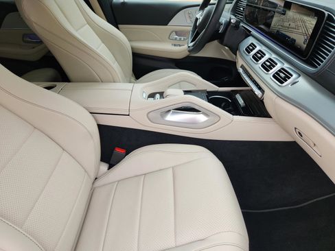 Used 2025 Mercedes-Benz GLS 450 4MATIC image 7