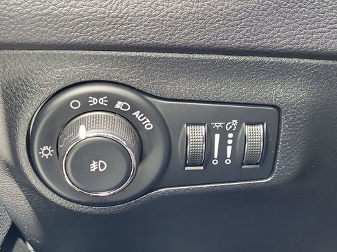 Used 2018 Jeep Compass Latitude w/ Cold Weather Group AWD/4WD image 22