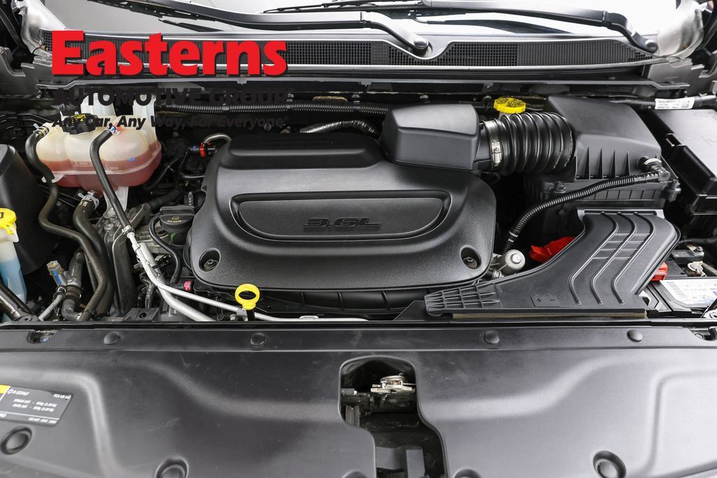 Used 2023 Chrysler Pacifica Touring-L FWD image 9