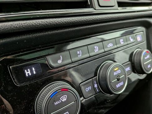 Used 2022 Volkswagen Taos SEL w/ Panoramic Sunroof Package image 8