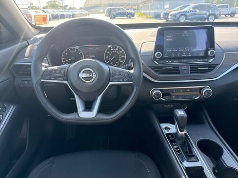 Used 2025 Nissan Altima 2.5 SV FWD image 9