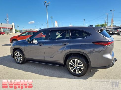 Certified 2024 Toyota Highlander XLE AWD/4WD image 30