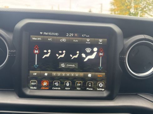 Used 2022 Jeep Wrangler Unlimited Sahara w/ Cold Weather Group image 40