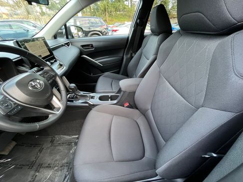 Used 2025 Toyota Corolla Cross LE image 27