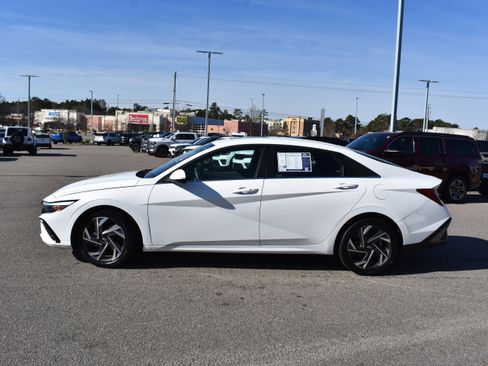 Used 2025 Hyundai Elantra SEL image 6