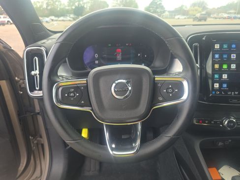 Used 2023 Volvo XC40 B5 Plus AWD/4WD image 6