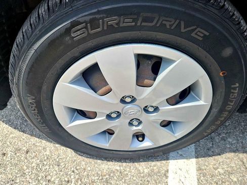 Used 2011 Hyundai Accent GS image 9