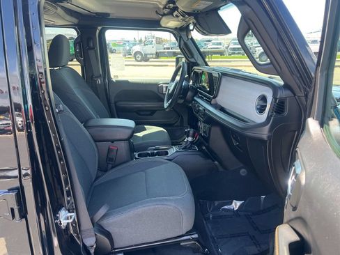 Used 2025 Jeep Wrangler Unlimited Sahara AWD/4WD image 32