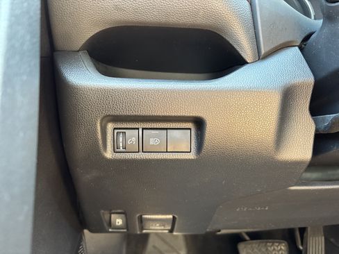 Used 2021 Toyota RAV4 LE AWD/4WD image 30