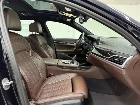 Used 2022 BMW 750i xDrive w/ Luxury Rear Seating Package image 17