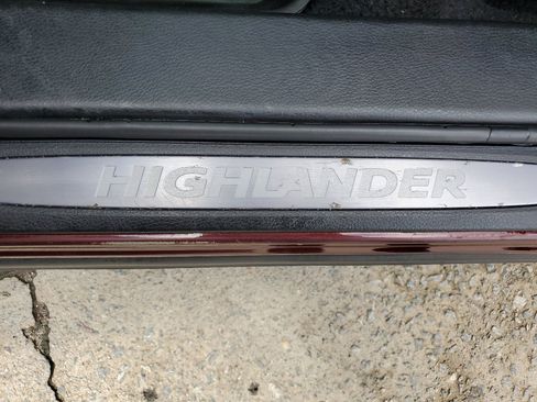 Used 2019 Toyota Highlander AWD V6 image 24