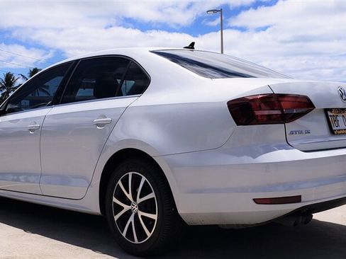 Used 2017 Volkswagen Jetta SE FWD image 3