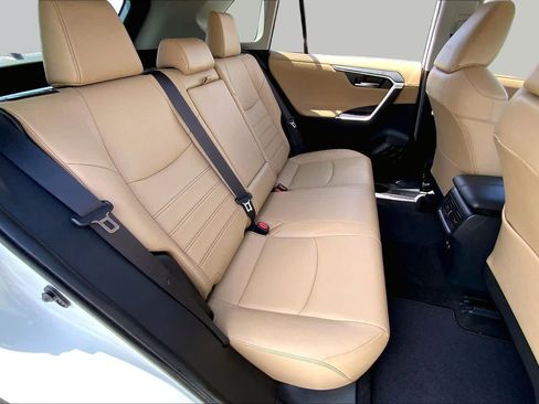 Used 2019 Toyota RAV4 Limited FWD image 19