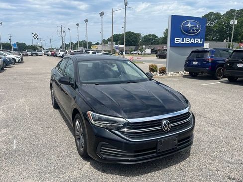 Used 2024 Volkswagen Jetta SE FWD image 2