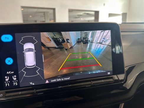 Used 2025 Volkswagen Atlas Cross Sport SE image 17