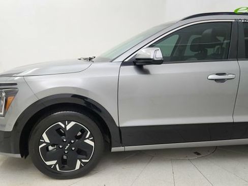 Used 2024 Kia Niro Wave w/ Wave Preserve Package FWD image 9