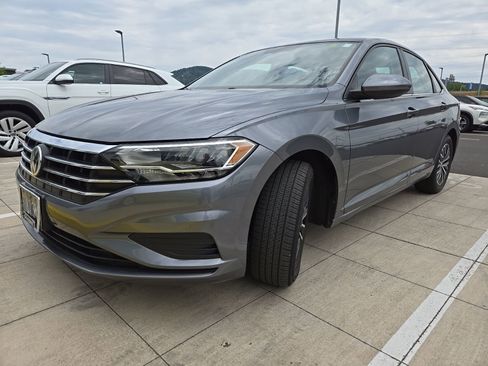 Used 2019 Volkswagen Jetta SE FWD image 2