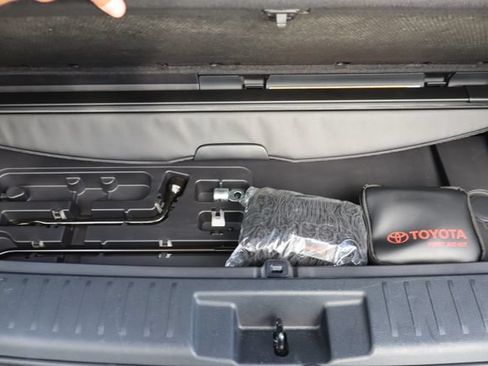 Used 2023 Toyota Highlander XSE FWD image 25
