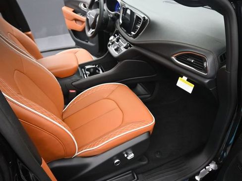 New 2026 Chrysler Pacifica Pinnacle image 17