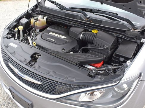 Used 2018 Chrysler Pacifica Touring-L FWD image 32