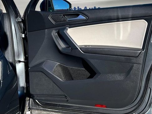 Used 2020 Volkswagen Tiguan SE w/ Panoramic Sunroof Package image 30