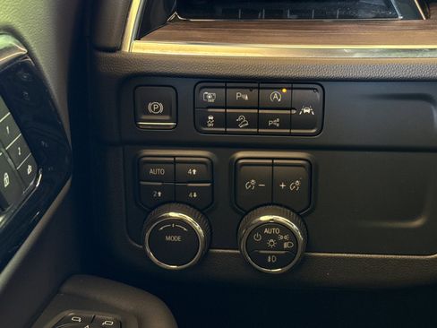 Used 2025 Chevrolet Suburban Z71 AWD/4WD image 38
