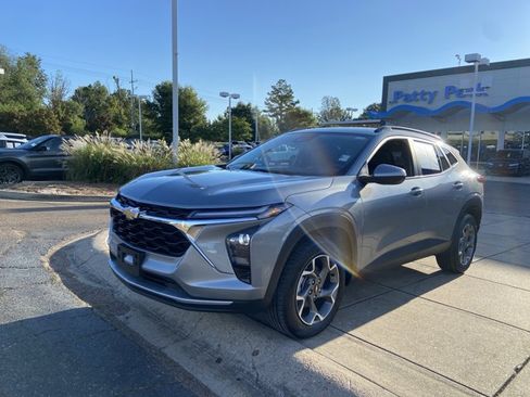 Used 2025 Chevrolet Trax LT w/ LT Convenience Package FWD image 4