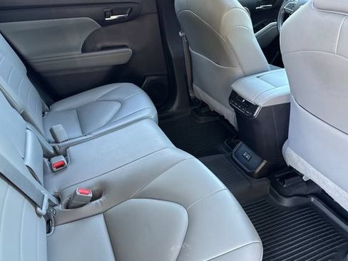 Used 2022 Toyota Highlander XLE AWD/4WD image 19