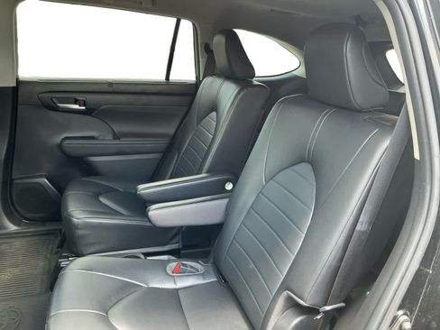 Used 2023 Toyota Highlander XLE FWD image 13