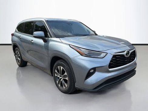Used 2022 Toyota Highlander XLE FWD image 1