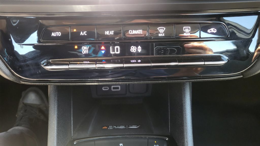 Used 2023 Chevrolet Bolt EUV LT FWD image 36