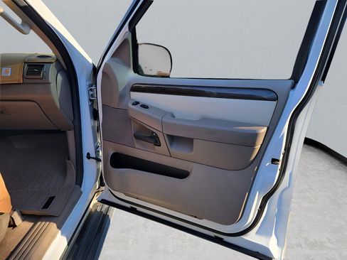 Used 2005 Ford Explorer Eddie Bauer image 31