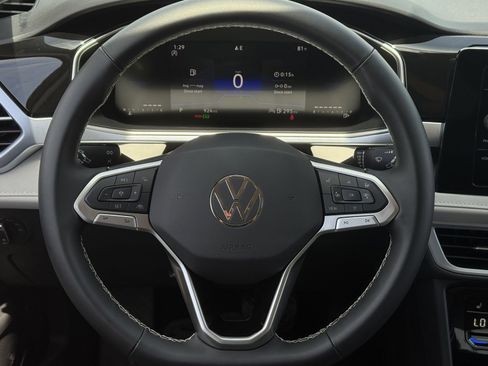 New 2025 Volkswagen Taos SE FWD image 15