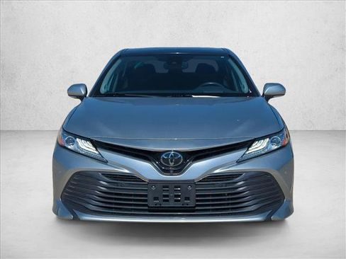 Used 2019 Toyota Camry XLE image 2