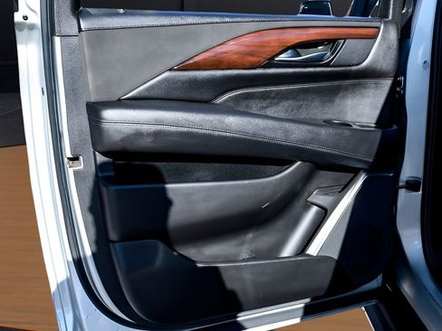 Used 2018 Cadillac Escalade ESV Luxury image 32