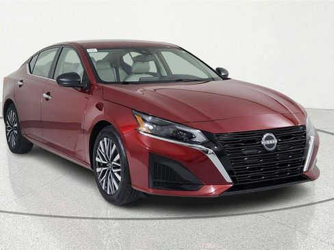 Used 2024 Nissan Altima 2.5 SV FWD image 1