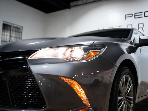 Used 2017 Toyota Camry SE image 16