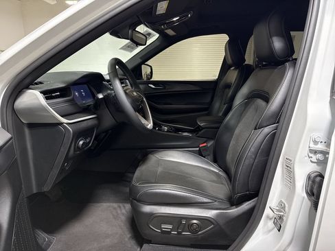Used 2023 Jeep Grand Cherokee Altitude AWD/4WD image 20