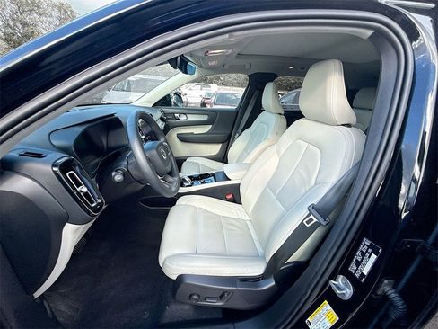 Used 2024 Volvo XC40 B5 Plus image 23