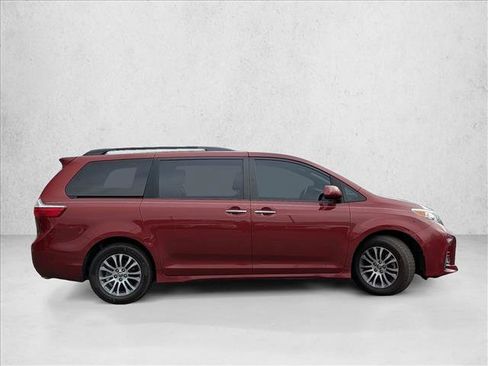 Used 2018 Toyota Sienna XLE Premium image 4
